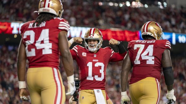 FootballR - NFL - Pro Bowl 2024 - Spieler der San Francisco 49ers feiern während eines Pro Bowl-Spiels. Brock Purdy im Bild.