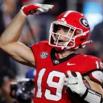FootballR - NFL - Georgia-Footballspieler feiert nach einem Touchdown, insbesondere Brock Bowers, während des NFL Draft 2024.