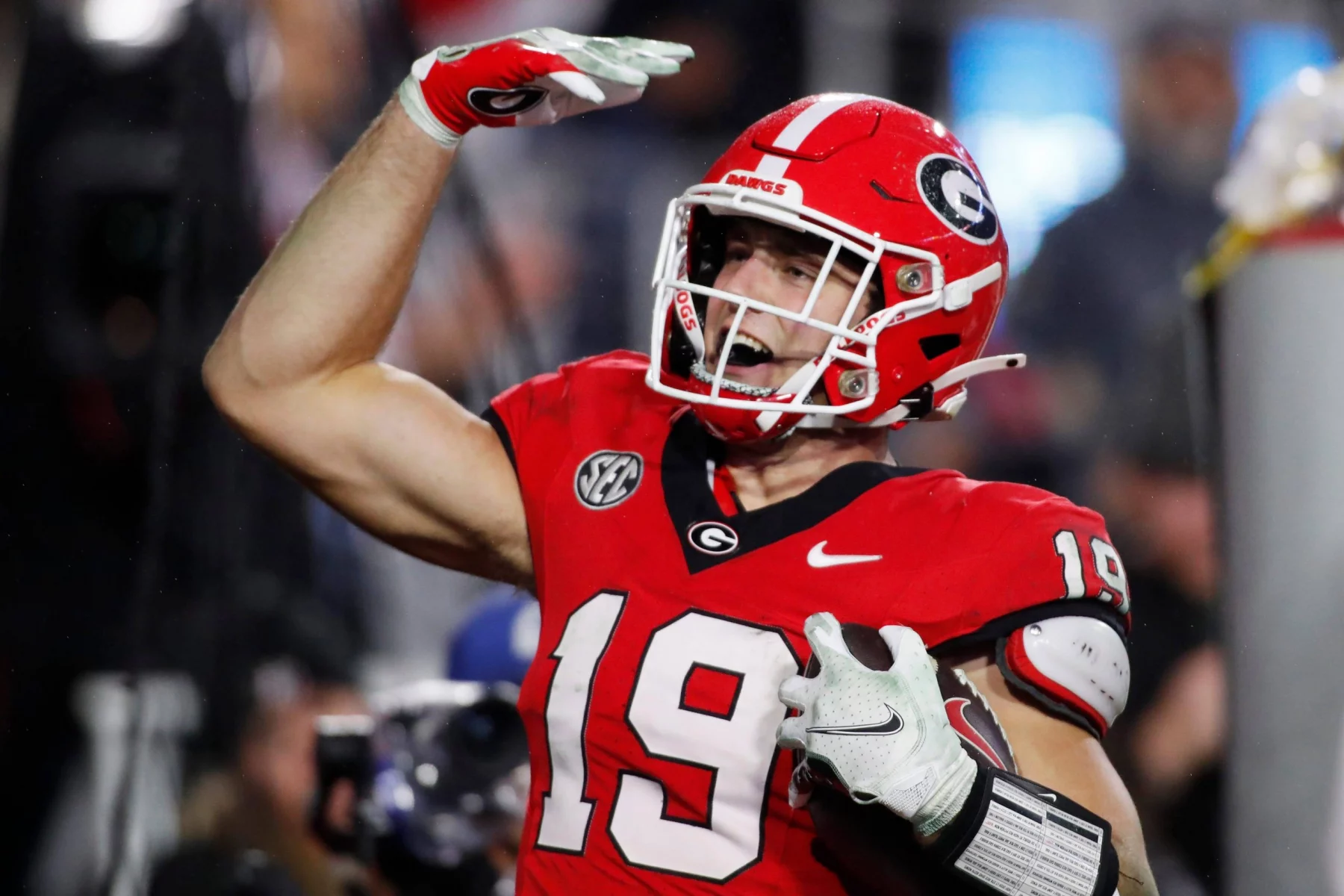 FootballR - NFL - Georgia-Footballspieler feiert nach einem Touchdown, insbesondere Brock Bowers, während des NFL Draft 2024.