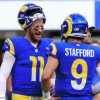 FootballR - NFL - Zwei Spieler der Los Angeles Rams, Carson Wentz und Matthews Stafford, unterhalten sich auf dem Spielfeld.