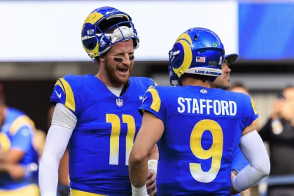 FootballR - NFL - Zwei Spieler der Los Angeles Rams, Carson Wentz und Matthews Stafford, unterhalten sich auf dem Spielfeld.