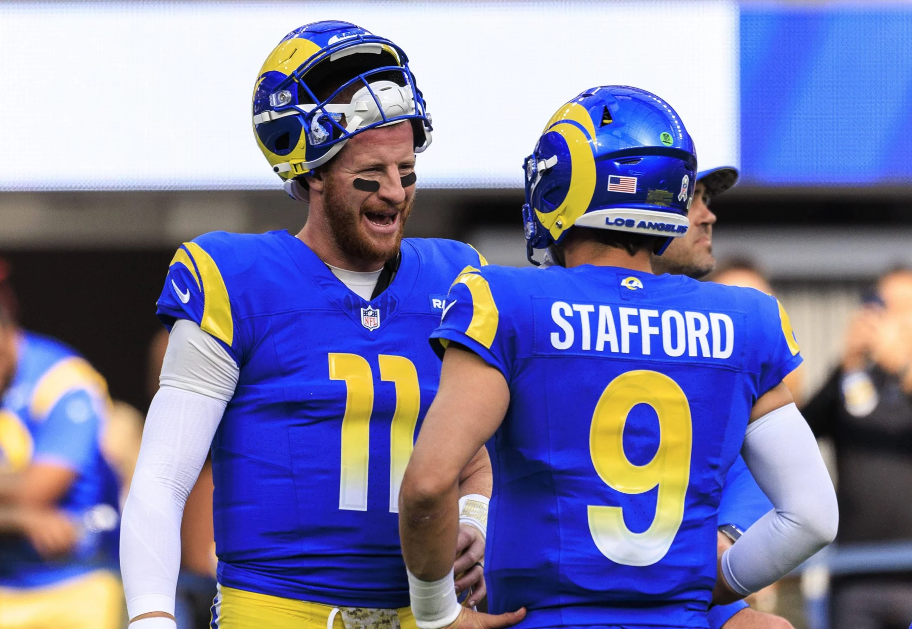 FootballR - NFL - Zwei Spieler der Los Angeles Rams, Carson Wentz und Matthews Stafford, unterhalten sich auf dem Spielfeld.