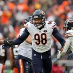 FootballR - NFL - Die Chicago Bears und Cleveland Browns, zwei NFL-Teams, feiern während eines Spiels Sacks von Montez Sweat.