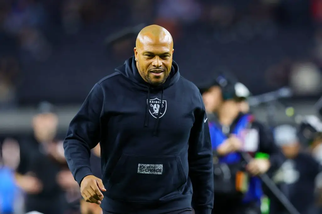 FootballR - NFL - Der Trainer der Las Vegas Raiders, Antonio Pierce, läuft auf dem Feld.