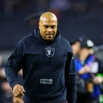 FootballR - NFL - Der Trainer der Las Vegas Raiders, Antonio Pierce, läuft auf dem Feld.