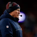 FootballR - NFL - Bill Belichick, ein NFL-Trainer, steht am Spielfeldrand.