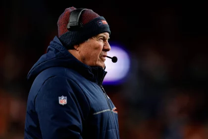 FootballR - NFL - Bill Belichick, ein NFL-Trainer, steht am Spielfeldrand.