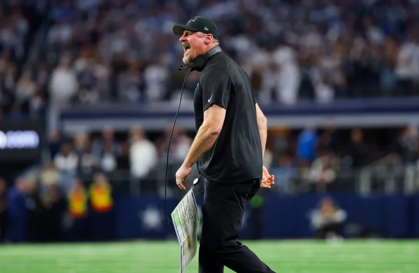 FootballR - NFL Woche 15 - Der Cheftrainer der Detroit Lions, Dan Campbell, der ein NFL-Team vertritt, geht selbstbewusst über das Spielfeld und regt sich über ein ruling zu ineligible Players auf