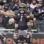 FootballR - NFL - Justin Fields - Die Bears feiern einen Touchdown während eines NFL-Spiels.