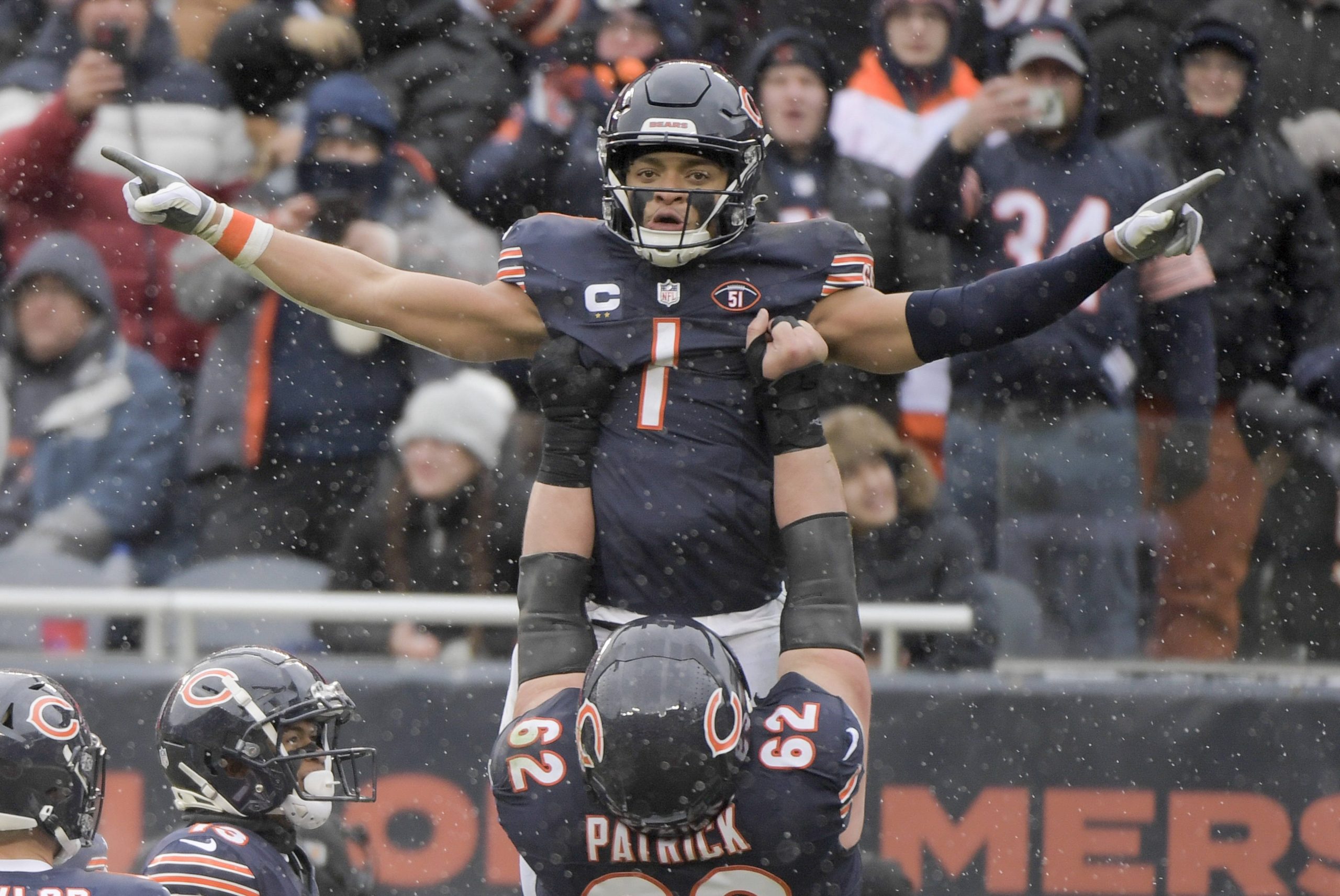 FootballR - NFL - Justin Fields - Die Bears feiern einen Touchdown während eines NFL-Spiels.