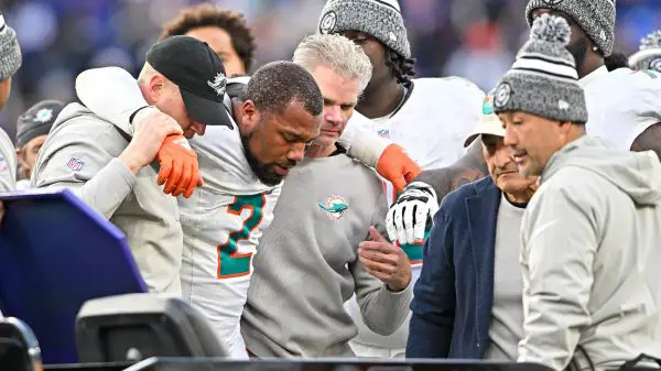 FootballR - NFL - Ein Spieler der Miami Dolphins, Bradley Chubb, wird nach einer Verletzung vom Spielfeld getragen.