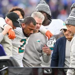 FootballR - NFL - Ein Spieler der Miami Dolphins, Bradley Chubb, wird nach einer Verletzung vom Spielfeld getragen.