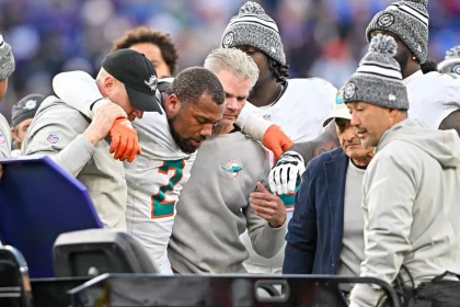 FootballR - NFL - Ein Spieler der Miami Dolphins, Bradley Chubb, wird nach einer Verletzung vom Spielfeld getragen.