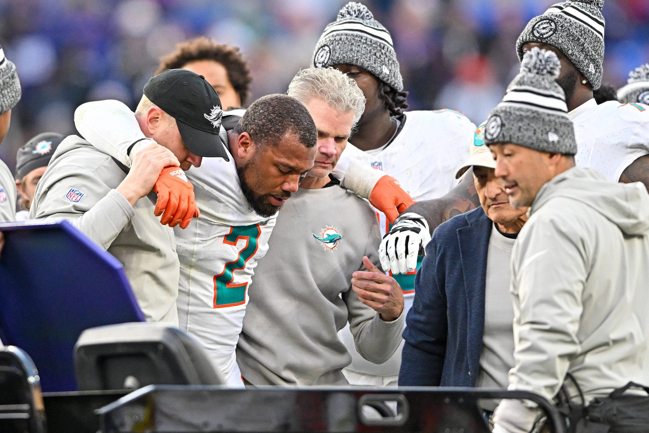 FootballR - NFL - Ein Spieler der Miami Dolphins, Bradley Chubb, wird nach einer Verletzung vom Spielfeld getragen.