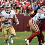 FootballR - NFL - Christian McCaffrey, Footballspieler der San Francisco 49ers, läuft mit dem Ball.