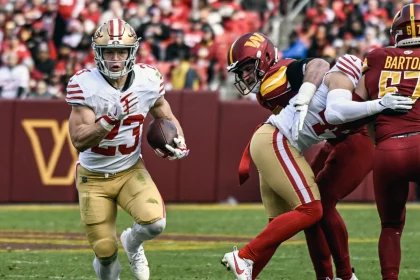 FootballR - NFL - Christian McCaffrey, Footballspieler der San Francisco 49ers, läuft mit dem Ball.