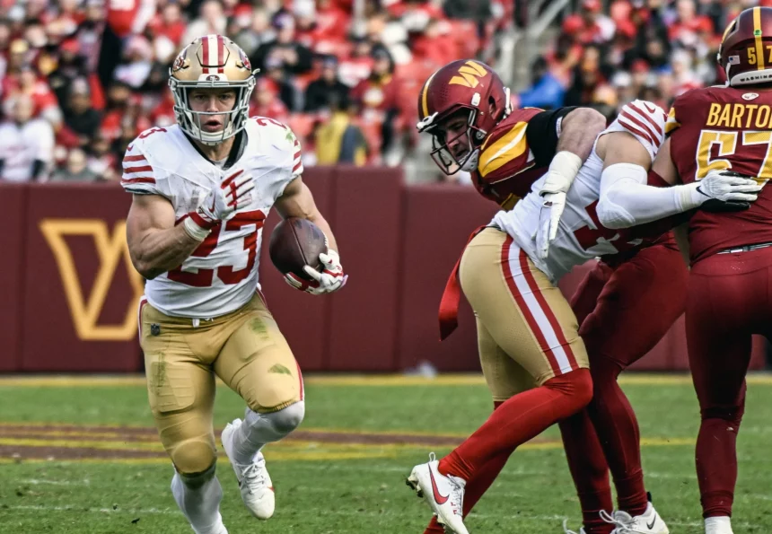 FootballR - NFL - Christian McCaffrey, Footballspieler der San Francisco 49ers, läuft mit dem Ball.