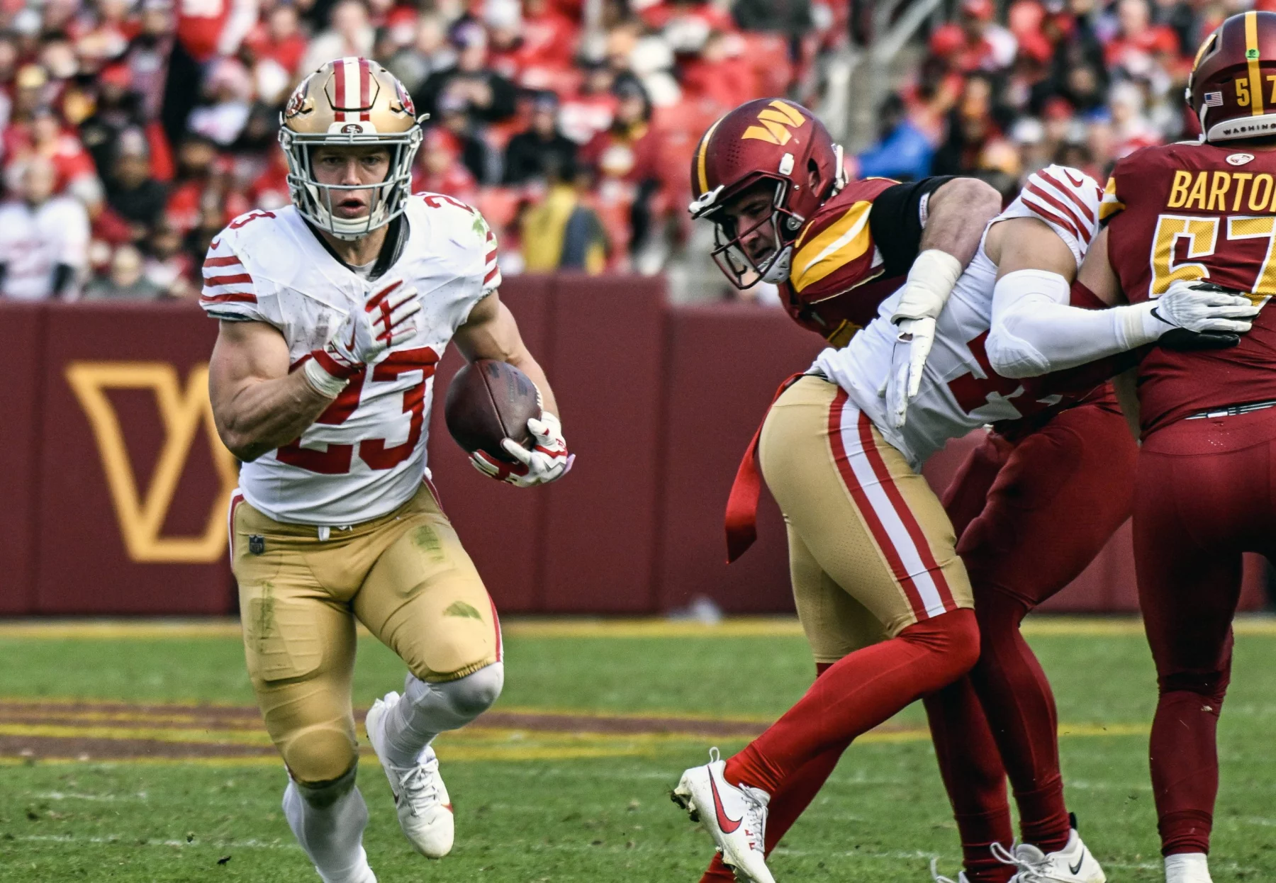 FootballR - NFL - Christian McCaffrey, Footballspieler der San Francisco 49ers, läuft mit dem Ball.