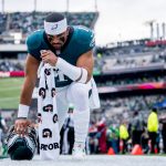 FootballR - NFL - Jalen Hurts - Ein Philadelphia Eagles Spieler kniet auf dem Spielfeld und zeigt inmitten eines Abwärtstrends ein Sorgenkind.
