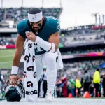 playoff picture - NFL - Jalen Hurts - Ein Philadelphia Eagles Spieler kniet auf dem Spielfeld und zeigt inmitten eines Abwärtstrends ein Sorgenkind.