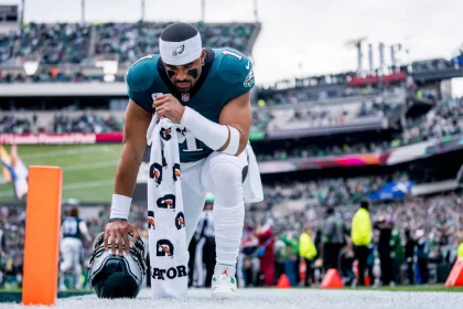 playoff picture - NFL - Jalen Hurts - Ein Philadelphia Eagles Spieler kniet auf dem Spielfeld und zeigt inmitten eines Abwärtstrends ein Sorgenkind.