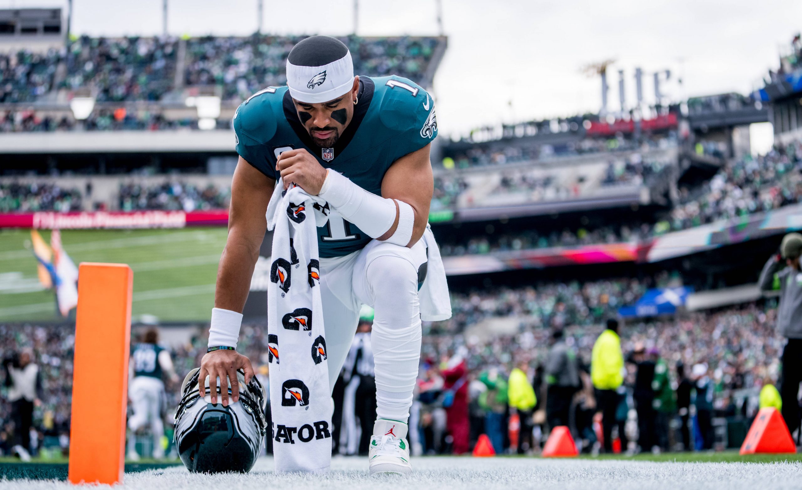 FootballR - NFL - Jalen Hurts - Ein Philadelphia Eagles Spieler kniet auf dem Spielfeld und zeigt inmitten eines Abwärtstrends ein Sorgenkind.