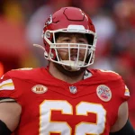 FootballR - NFL - Diese Beschreibung wurde automatisch generiert. Ein Spieler der Kansas City Chiefs, Joe Thuney, steht während des AFC Championship Game auf dem Spielfeld.