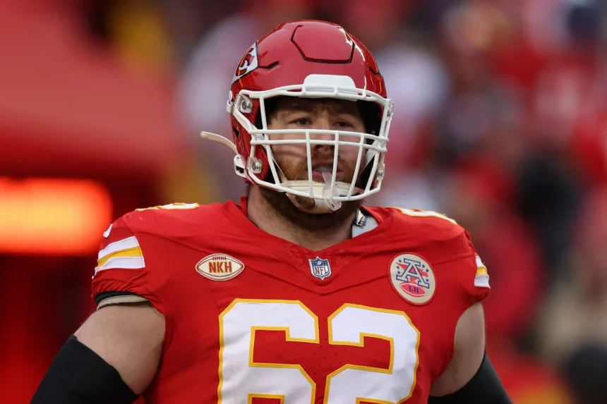 FootballR - NFL - Diese Beschreibung wurde automatisch generiert. Ein Spieler der Kansas City Chiefs, Joe Thuney, steht während des AFC Championship Game auf dem Spielfeld.