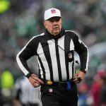 FootballR - NFL - Während des Super Bowl steht ein NFL-Schiedsrichter, Bill Vinovich, der als Schiedsrichter bezeichnet wird, auf dem Spielfeld.