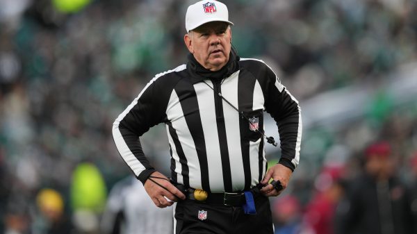 FootballR - NFL - Während des Super Bowl steht ein NFL-Schiedsrichter, Bill Vinovich, der als Schiedsrichter bezeichnet wird, auf dem Spielfeld.