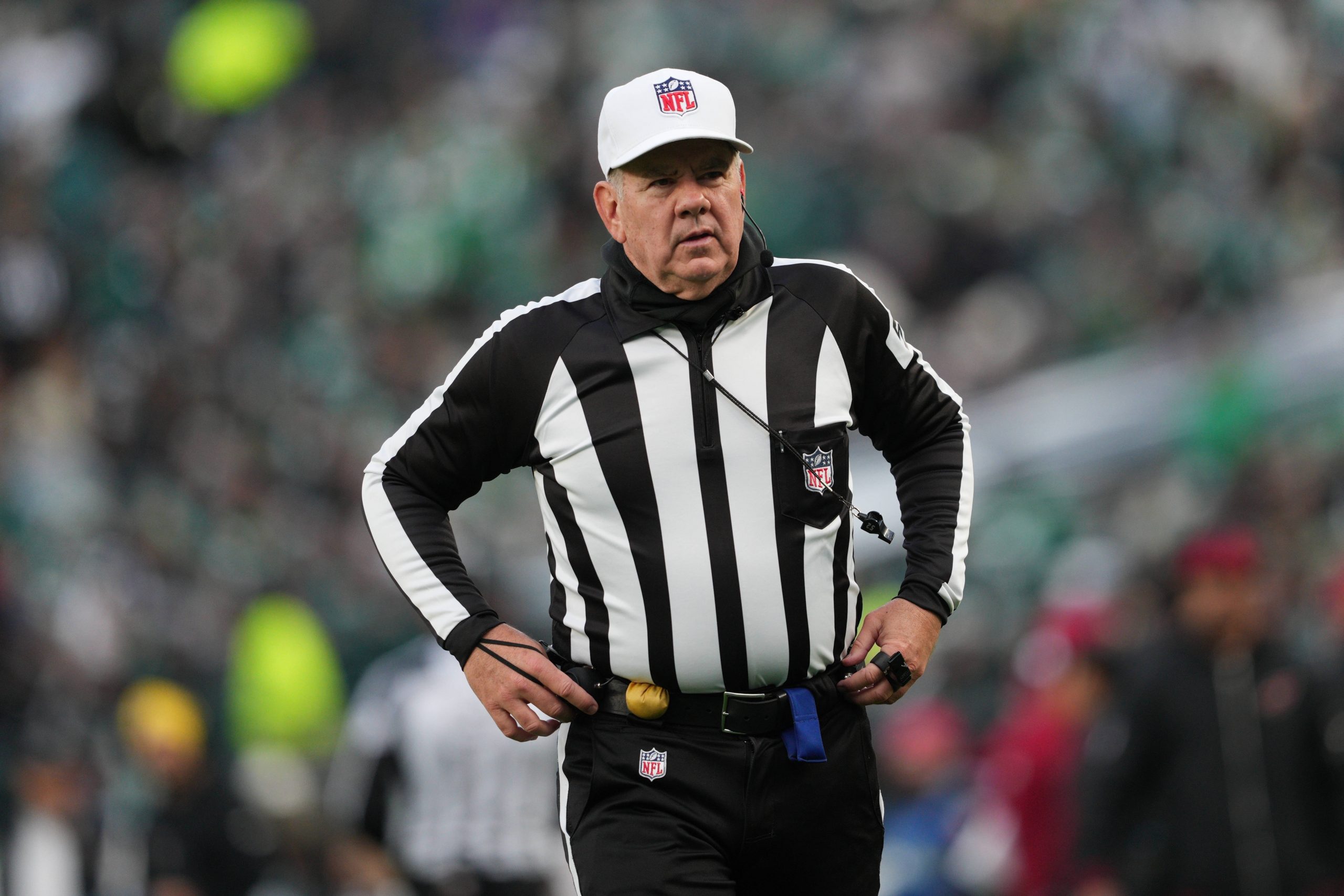 FootballR - NFL - Während des Super Bowl steht ein NFL-Schiedsrichter, Bill Vinovich, der als Schiedsrichter bezeichnet wird, auf dem Spielfeld.