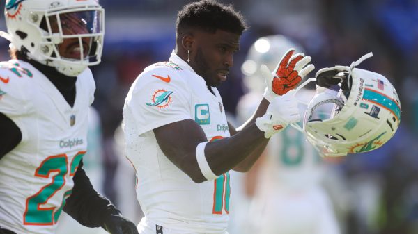 FootballR - NFL - Zwei Spieler der Miami Dolphins gratulieren einander in Südflorida.