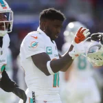 FootballR - NFL - Zwei Spieler der Miami Dolphins gratulieren einander in Südflorida.