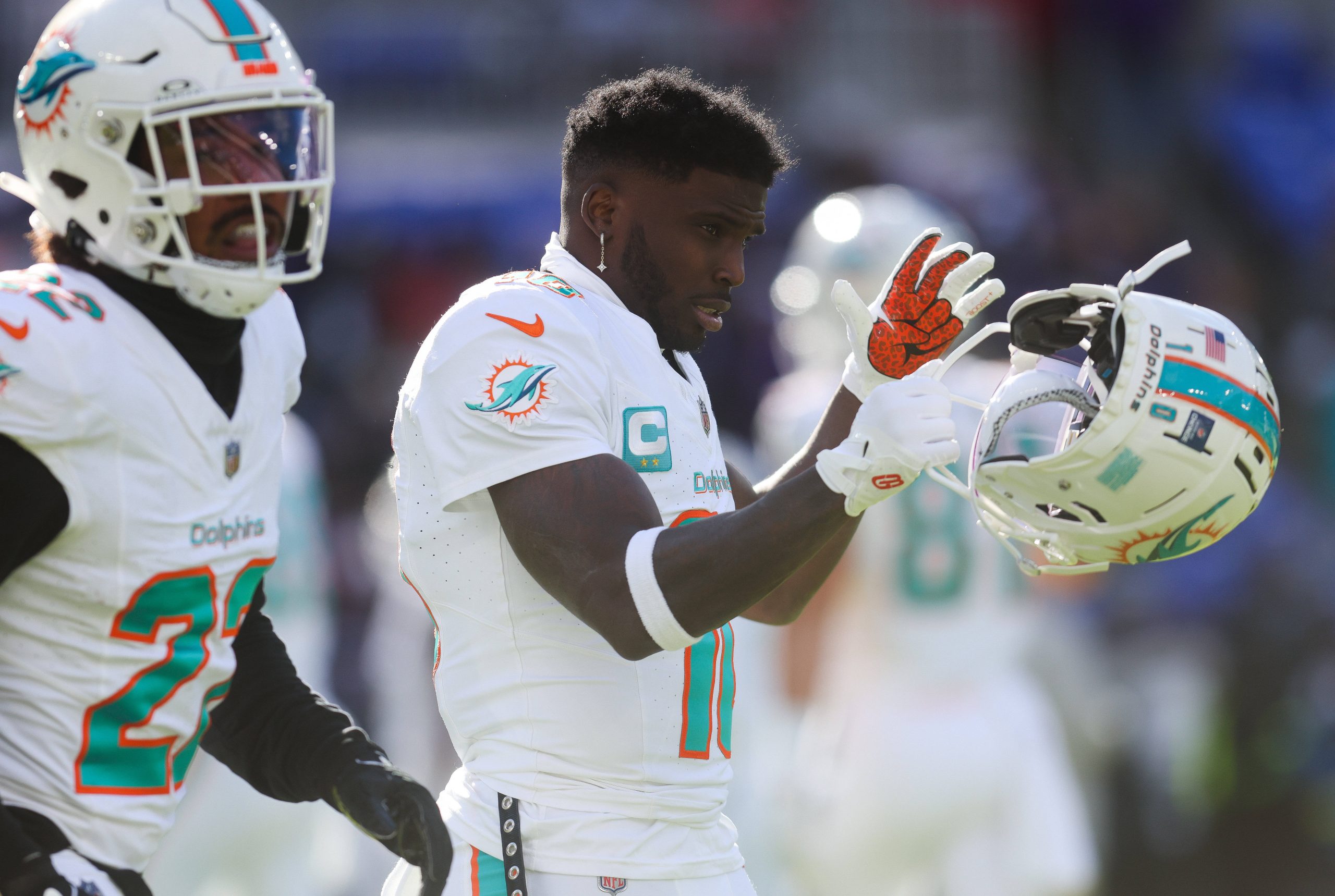 FootballR - NFL - Zwei Spieler der Miami Dolphins gratulieren einander in Südflorida.