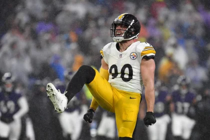 FootballR - NFL - T.J. Watt, ein Footballspieler der Pittsburgh Steelers, feiert einen Sack im Regen.