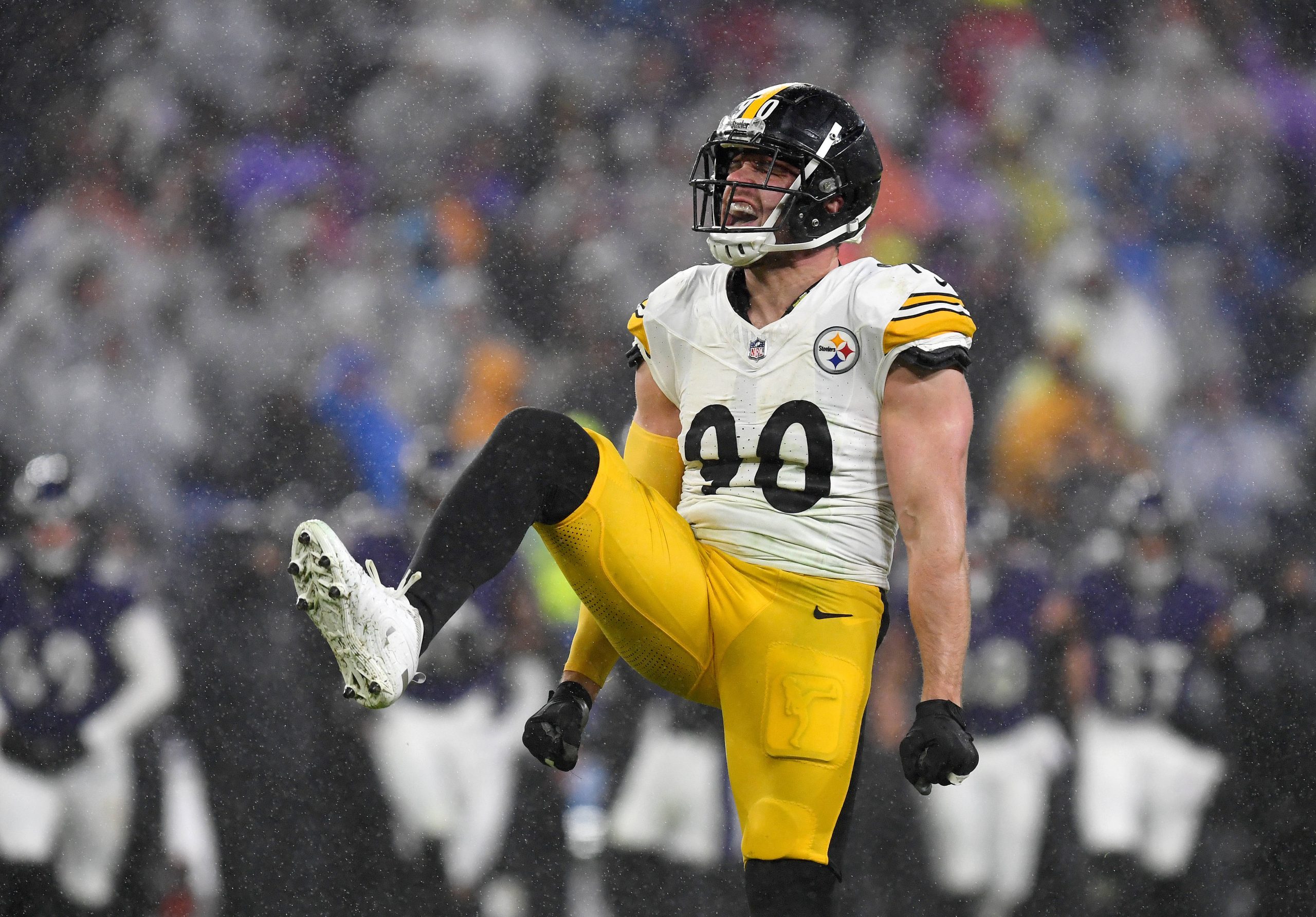 FootballR - NFL - T.J. Watt, ein Footballspieler der Pittsburgh Steelers, feiert einen Sack im Regen.
