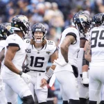 FootballR - NFL - Die Spieler der Jacksonville Jaguars drängen sich vor ihrem Spiel gegen die Titans zusammen.