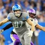 FootballR - NFL - Ein Tight-End der Detroit Lions, Sam LaPorta, läuft mit dem Ball.