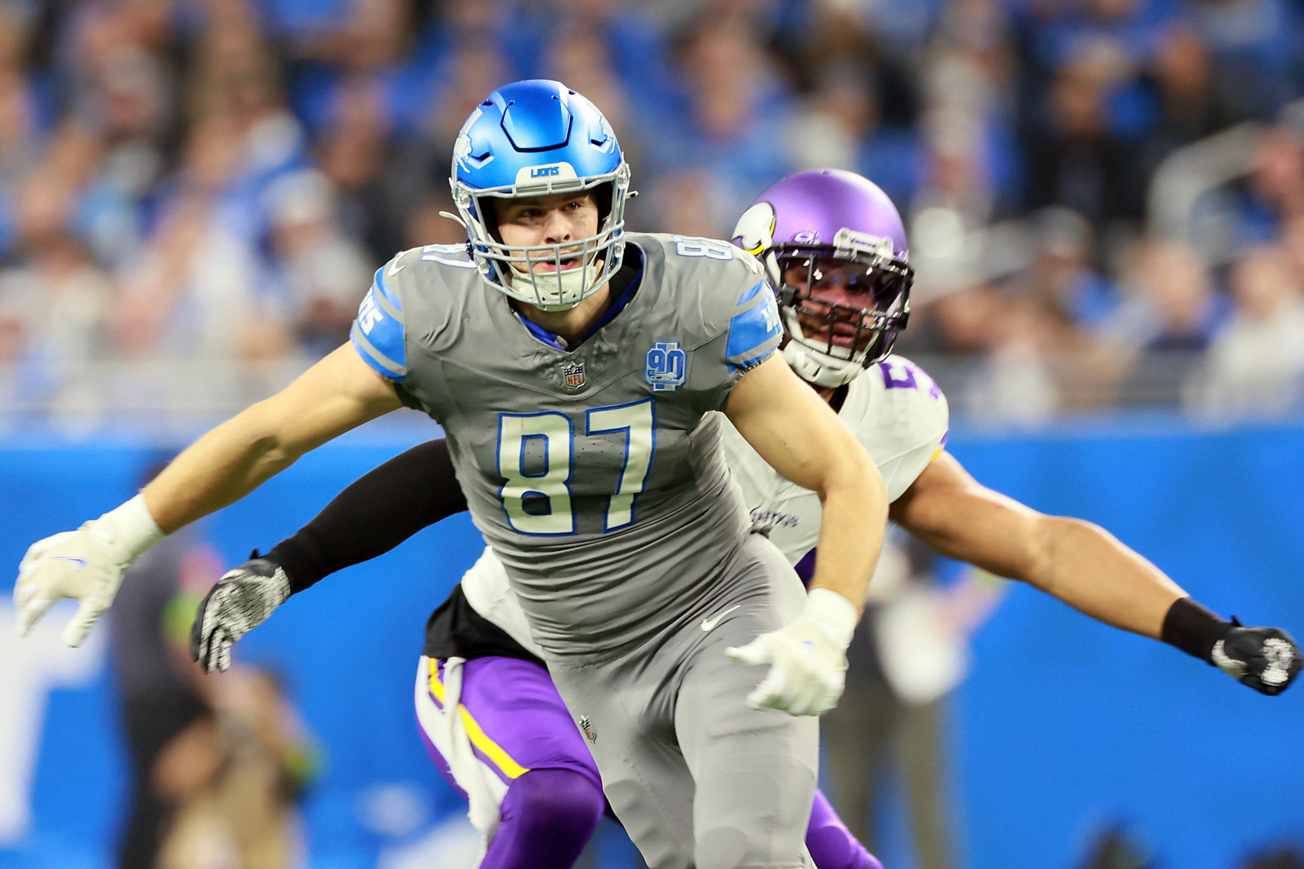 FootballR - NFL - Ein Tight-End der Detroit Lions, Sam LaPorta, läuft mit dem Ball.