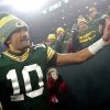 FootballR - NFL Playoff Plätze - Ein Spieler der Packers schüttelt den Fans die Hand.