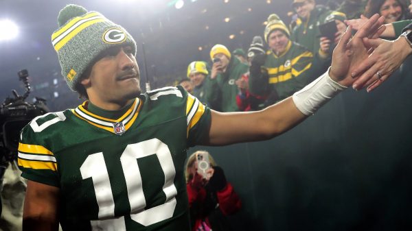 FootballR - NFL Playoff Plätze - Ein Spieler der Packers schüttelt den Fans die Hand.