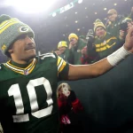 FootballR - NFL Playoff Plätze - Ein Spieler der Packers schüttelt den Fans die Hand.