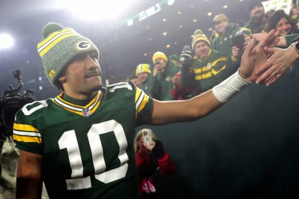 FootballR - NFL Playoff Plätze - Ein Spieler der Packers schüttelt den Fans die Hand.