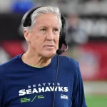 FootballR - NFL - Der Cheftrainer der Seahawks, Pete Carroll, trägt auf dem Spielfeld Kopfhörer.