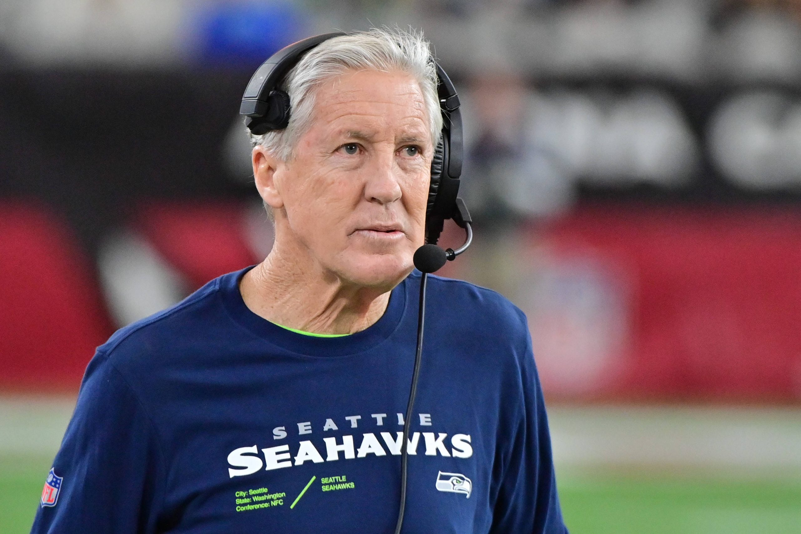 FootballR - NFL - Der Cheftrainer der Seahawks, Pete Carroll, trägt auf dem Spielfeld Kopfhörer.