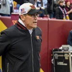 FootballR - NFL - Trainer Ron Rivera von den Washington Commanders steht am Spielfeldrand.