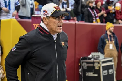 FootballR - NFL - Trainer Ron Rivera von den Washington Commanders steht am Spielfeldrand.