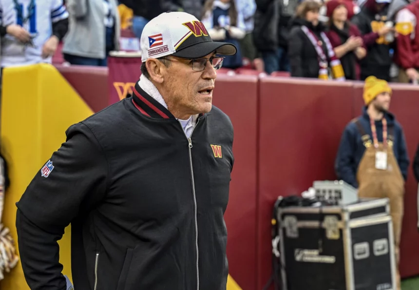 FootballR - NFL - Trainer Ron Rivera von den Washington Commanders steht am Spielfeldrand.