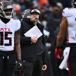 FootballR - NFL - Atlanta Falcons-Cheftrainer Arthur Smith am Spielfeldrand während eines Spiels.