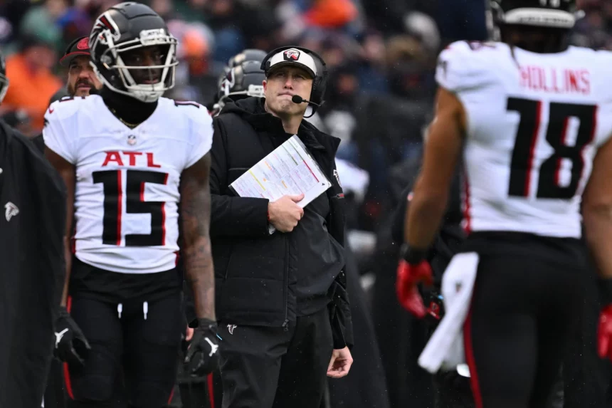 FootballR - NFL - Atlanta Falcons-Cheftrainer Arthur Smith am Spielfeldrand während eines Spiels.